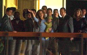 21/12/2002 Se despide de Brasil
Trevi y su hijo Angel Gabriel, de 10 meses, abordaron el vuelo 0876 de la empresa brasileña Varig, acompañados por Ana Corso, de la Comisión de Derechos Humanos de la Cámara de Diputados de Brasil, designada por el gobierno brasileño. La cantante saludó sonriendo a decenas de periodistas que tomaban fotos.