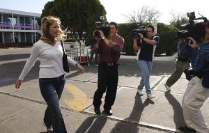 21/12/2002
La esperan en ChihuahuaLa televisión mexicana no perdió oportunidad de comercializar la llegada a México de Gloria Trevi, pues tanto TV Azteca como Univisión y Televisa realizaron programas y coberturas especiales para detallar el arribo de la intérprete y revivir los sinsabores de la mujer más cercana a Sergio Andrade.