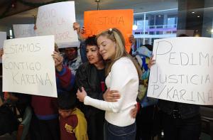 21/12/2002
La esperan en Chihuahua
Decenas de personas simpatizantes de Karina Yapor  se congregaron en el aeropuerto de Chihuahua para manifestarle su apoyo.