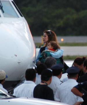 21/12/2002
Llega a Chihuahua.
Tras permanecer presa por casi tres años en Brasil, Trevi -de 34 años de edad- fue extraditada ayer de Brasil: en la tarde su avión aterrizó en Cancún, de ahí la trasladaron en una aeronave de la Procuraduría General de la República (PGR) a Chihuahua.