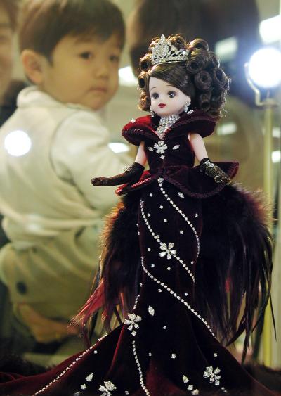 Esta es la barbie japonesa de nombre 'Licca-Chan' y luce un vestido con 881 diamantes. Se muestra en una tienda en Osaka Japón. Esta versión especial de 'licca-chan' con 51.54 kilates que se valoran en $826,000 dólares, fue creada por la compañía de juguetes Takara Co. con el fin de celebrar el aniversario numero 35 de la primera versión de la muñeca. Más de 48 millones de muñecas 'licca-chan'  y sus amigos, se han vendido desde 1967.