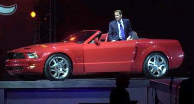 El Presidente de Ford Motor Co. William Clay Ford Jr., es captado junto al nuevo modelo Mustan GT Convertible.