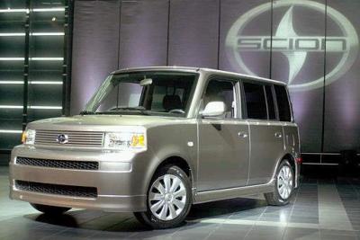 En la mayor muestra de automóviles en Los Ángeles, se puedo apreciar el nuevo Toyota Scion-XB, este prototipo de carro está orientado a jóvenes conductores.