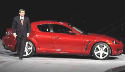 Lewis Booth, Director de la Mazda Motor Co, es captado frente al nuevo auto Mazda RX-8 en una exhibición en Detroit. El  Mazda deportivo saldrá a la venta en Estados Unidos en Junio a un precio de $25,180  dólares si es automático  y $30,000 si es estándar.