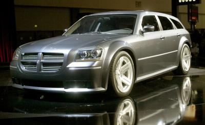 El nuevo Dodge Magnum Srt-8 se muestra en Los Ángeles.El nuevo vehículo de Chrysler con 430 caballos de fuerza, 5.7 litros, saldrá a la venta en el  2004