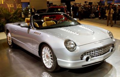 Ford Motor Co, presentó el nuevo Thunderbird con 390 caballos de fuerza, 3.9litros, Motor V-8, en Los Ángeles Auto Show.