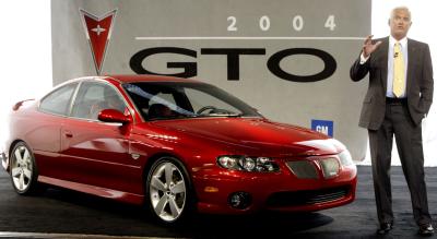 Bob Lutz, Director de la GM de Norteamerica presenta el nuevoPontiac Gto 2004  en Los Ángeles. El vehículo cuenta con 340 caballos de fuerza, 5.7 litros, motor v-8 de aluminio, y ofrece  la opción de manejarlo estándar con 6 velocidades ó automático con 4 velocidades.