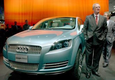 El Presidente de la AUDI, Dr. Martin Winterkorn fue captado junto al nuevo auto deportivo de super lujo, el 'Pike Peak Quattro' que cuenta con 500 caballos de fuerza, 4.2 litros V-8., en La Exhibición Internacional de autos en Detroit.