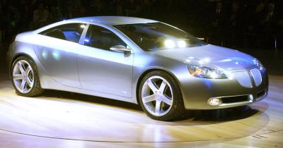 El nuevo Pontiac Deportivo G6, hace su aparicióna  nivel mundial en La Exhibición Internacional de autos en Detroit. Cuatro puertas,  cuatro pasajeros, 285 caballos de fuerza, V-6, utiliza solo la mitad de sus cilindros para ahorrar gasolina.