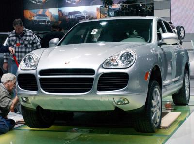 El Porsche Cayenne Turbo hizo su debut en París en el salón del auto y pasó después a ser exhibido en la Muestra de Autos en Los Ángeles. Tiene 450 caballos de fuerza  y puede cambiar su  velocidad de 0 a 100 kms en 5.6 segundos.