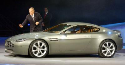 El Dr. Ulrich Bez Director  de Aston Martin, muestra el nuevo Aston Martin AMV8 en la Exhibición Internacional de autos en Detroit.
Aston Martin planea lanzar este auto al mercado en dos años.