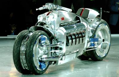 Dodge presenta su nueva motocicleta Tomahawk V10, 8.3 litros, durante la Exhibición Internacional de automóviles en Detroit. Esta super motocicleta ofrece la suspensión de cuatro ruedas independientes y su motor que es el mismo que el de los automóviles deportivos, puede propulsar velocidades de casi 400 mph.