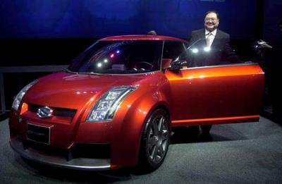 Rick Suzuki, Presidente de la Suzuki Motor Co, presenta el nuevo modelo 2003 llamado 'Concept-S' en una muestra internacional de autos en Detroit.
