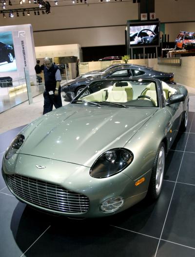 El nuevo  DB ARL  de la Aston Martin se muestra en el Auto Show de Los Ángeles. 
Este vehículo se desarrolló específicamente para el mercado de los estados unidos, y se producirá sólo un  número limitado en 2003.