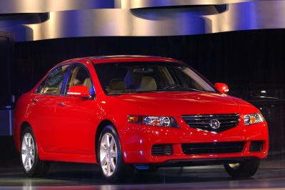 El nuevo Acura TSX deportivo, 200 caballos de fuerza, da la opción de ser manejado en 5 velocidades en forma automática o 6 velocidades en forma stándar. Saldrá a la venta en Abril del 2003.