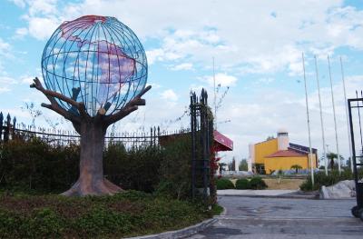 El Patronato que maneja el parque desde su apertura, pese a todo, mantiene en condiciones estables e higiénicas las instalaciones, aunque el lago donde habitan los patos, peces y tortugas, no tiene la infraestructura suficiente para que el agua se mantenga limpia.