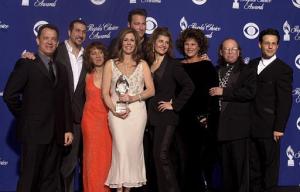 El elenco de la película 'My Big Fat Greek Wedding' con los productores Tom Hanks (izq.) y Rita Wilson, (al centro con la estatuilla) y el director Joel Zwick (der.) muestran el premio que ganaron por la mejor comedia.