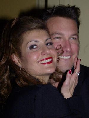 Nia Vardalos, escritora y protagonista de la película 'My Big Fat Greek Wedding,' posa junto a John Corbett, quien también participo en el filme,  después de recibir el premio a la mejor comedia en la entrega de premios “People Choice”.
