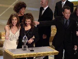 La productora de la película 'My Big Fat Greek Wedding' Rita Wilson, recibe el premio a la mejor comedia junto a  Nia Vardalos. Tom Hanks, (der.) tomando la mano de la actriz Lainie Kazan, (atrás izq.).
