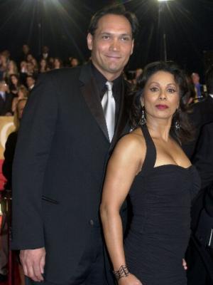 El actor Jimmy Smits llegó acompañado por su novia, la actriz Wanda De Jesus, a la 29 entrega de los premios “People Choice” el pasado domingo 12 de enero en Pasadena, California.
