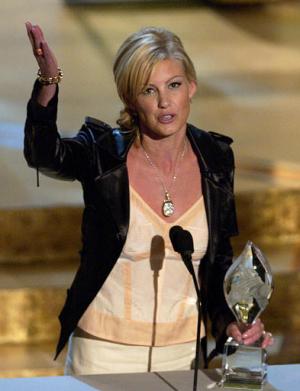 La cantante Faith Hill recibe el premio a la mejor actuación musical en la 29 entrega de los premios “People Choice”.
