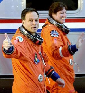 Entre los siete astronautas figuraba Ilan Ramon, un oficial de la Fuerza Aérea israelí, lo que hizo extremar las medidas de seguridad.

Las medidas de seguridad, que habían sido intensificadas tras los atentados de septiembre de 2001, fueron reforzadas aún más por la presencia del astronauta israelí.