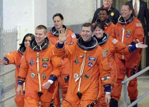 El transbordador espacial Columbia despegó el 16 de enero  del Centro Espacial Kennedy en Cabo Cañaveral (Florida, sudeste), con una tripulación de siete miembros a bordo, entre ellos el primer astronauta israelí, en una misión científica de 16 días. Astronautas: William McCool, Rick Husband, Kalpana Chawla, Laurel Clark, Ilan Ramon, Michael Anderson y David Brown son los miembros de la tripulación.