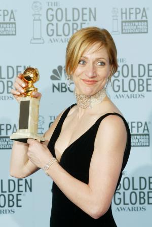 La estrella de Los Sopranos, Edie Falco, subió al escenario para aceptar su Globo de Oro por mejor actriz, pero no pudo hablar por tener laringitis.
