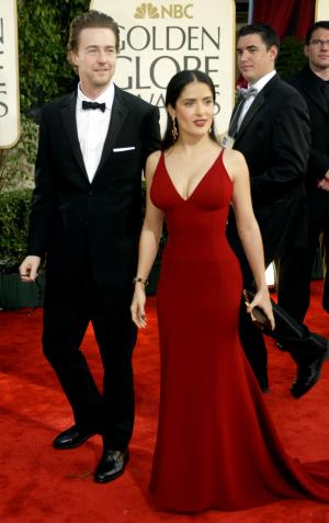 Salma Hayek y su novio Edward Norton a su llegada a la ceremonia.



El menú que ayer disfrutaron las estrellas, consistió en salmón, seguido por una ensalada que llevó un gravy de champaña y un postre a base de frutas.