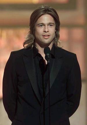 El actor Brad Pitt entregó el premio a la mejor actriz dramática