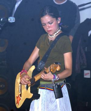 Entre gritos, aplausos y uno que otro despistado, Lafourcade abarrotó una discoteca al oriente de la ciudad, en la que con temas como Amar te Duele y En el 2000 logró mantener en “calor” a todos sus seguidores.