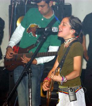 En punto de la 12:40 de la mañana, enfundada en una blusa y unos jeans color café, los cuales eran cubiertos por una falda de manta, y su característico peinado desenfadado, Natalia apareció en el pequeño escenario austero de la discoteca para brindar un espectáculo lleno de pasión, cadencia y música directa a las entrañas