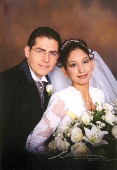 Sr. Salvador Rodríguez Alanís y Srita María Antonia ÁVila Madrigal recibieron la bendición nupcial de manos del Pbro. José Luis Gómez Gómez el 27 de diciembre de 2002