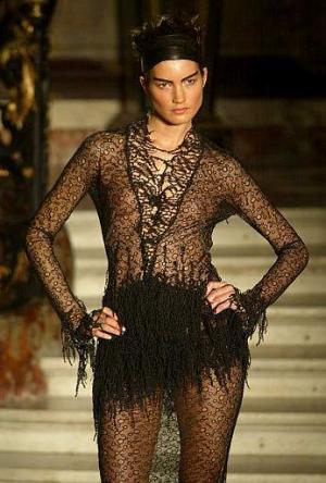 Fuera del calendario oficial, Zuhair Murad, amante de vestidos de tul, bordados de lentejuelas y pétalos de flores, fue hoy el último modisto libanés en mostrar en París sus colecciones y esa síntesis de Oriente y Occidente llena de romanticismo tan apreciado entre las princesas árabes y las actrices de Hollywood.
Diseño del modista: Julian McDonald