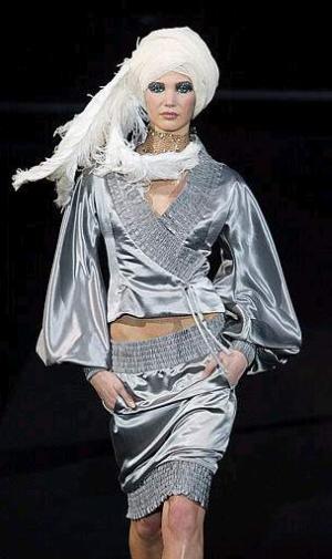 En especial Christian Dior, cuya colección para la próxima temporada estival, vista por el gibraltareño John Galliano, revolucionó, una vez más, la imagen de la mujer con un impresionante desfile-espectáculo, en la que sus maniquíes desaparecían embutidas en gigantescos volúmenes asimétricos
Diseño del modista:  Sthepane Rolland