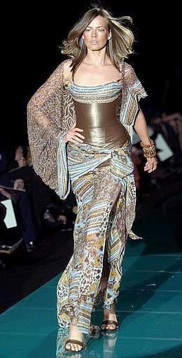 La alta costura se despidió el pasado jueves de las pasarelas francesas hasta dentro de seis meses, tras haber llenado París de lentejuelas, sedas y extravagancias millonarias.
Diseño del modista:  Elie Saab