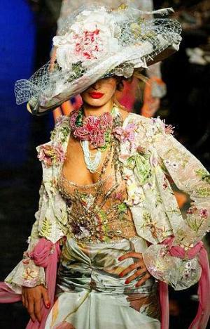 El modisto, que tomó la aguja a los seis años en la sastrería paterna y se formó durante otros seis junto al gran Balenciaga, se dice convencido, además, de que 'hay que convertirse en un transmisor, como se ha hecho siempre'.


Diseño del modista: Ungaro