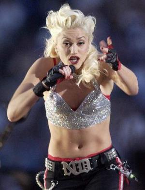 Más tarde apareció No Doubt con una vestimenta a lo Madonna, mientras que Sting, con su clásico estilo rock-pop, cerró la presentación de la mitad del partido.