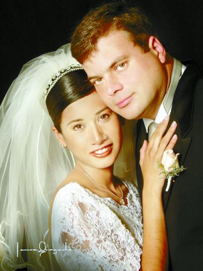 Sr. Paul Edward tanner y Lic. Gloria Gabriela Borjas Puente recibieron la bendición nupcial el 28 de diciembre de 2002.