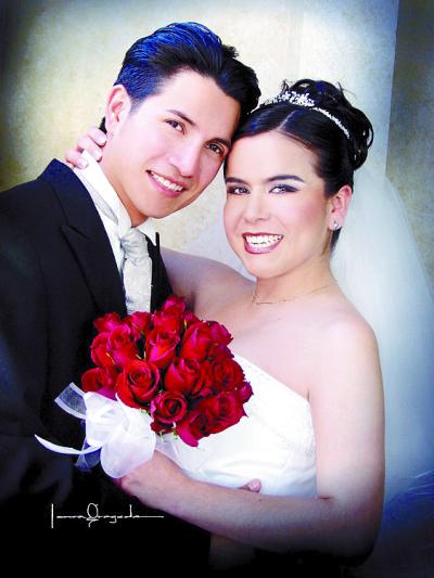 Sr.  Jesús Guadalupe Girón Ceniceros y Srita Norma Elisa Bollain y Goytia Ocaño recibieron la bendición nupcial  el 27 de diciembre de 2002.