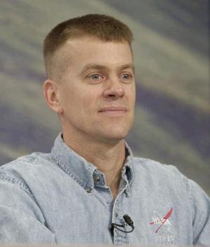 William McCool, 41 años de edad, comandante naval de Lubbock Texas, padre de 3 hijos. Se graduó como el segundo de su clase en la Academia Naval de 1983, fue a l a escuela de pilotos de pruebas y se convirtió en astronauta en 1996. Este fue su primer vuelo espacial