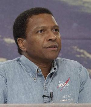 Tripulante Michael Anderson de 43 años hijo de un miembro de la Fuerza Aérea  y criados en bases militares. Era piloto  de la Fuerza Aérea y criado en bases militares. Era piloto de la Fuerza Aérea cuando la Nasa lo eligió entre un puñado de negros en 1994. El teniente coronel estaba a cargo de los experimentos científicops en el Columbia.