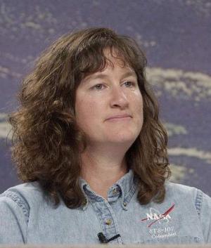 Tripulante Laurel Clark de 41 años, oficial médico de la armada a bordo de submarinos, luego cirujano de vuelo convertido en astronauta en 1996. A bordo del Columbia ayudó con los experimentos científicos, Tiene un hijo de 8 años.