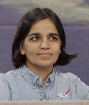 Tripulante Kalpana Chawla, de 41 años emigró a EU proveniente de la India en la década de 1980 y se convirtió en astronauta en 1994. En un vuelo anterior en 1996, cometió una serie de errores que causaron que un satélite quedara fuera de control, causando que otros astronautas realizaran una caminata espacial para capturarlo