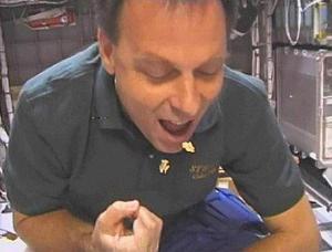 El primer astronauta israelí que participaba en una misión espacial, Ian Ramon (der), murió en la explosión del Columbia; otros seis estadounidenses murieron también en el accidente