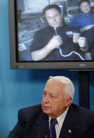 En una ocasión, Ramón habló desde la nave con el primer ministro Ariel Sharón, al que comentó que 'el planeta luce bellísimo' pero se quejó porque la nave 'pasó a gran velocidad sobre Israel' por lo cual no había podido ver a su país de 21.400 kilómetros cuadrados.