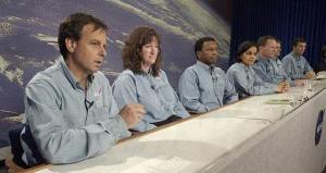 El transbordador espacial Columbia despegó el 16 de enero del Centro Espacial Kennedy en Cabo Cañaveral (Florida, sudeste), con una tripulación de siete miembros a bordo, entre ellos el primer astronauta israelí, en una misión científica de 16 días. Astronautas: William McCool, Rick Husband, Kalpana Chawla, Laurel Clark, Ilan Ramon, Michael Anderson y David Brown son los miembros de la tripulación.