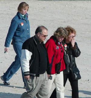 Los familiares de los astronautas que esperaban la llegada del transbordador en la pista de aterrizaje fueron llevados por la NASA a un edificio apartado.