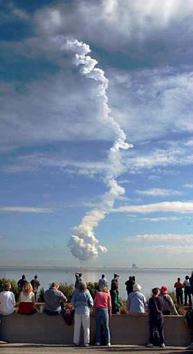 La NASA declaró el sábado una emergencia temiendo lo peor tras perder la comunicación con el transbordador espacial Columbia en momentos en que la nave y sus siete astronautas volaban sobre Texas, varios minutos antes de su esperado aterrizaje.