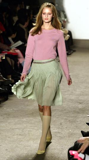 Para los analistas de la industria, la Semana de la Moda no sólo servió para presentar las últimas tendencias, sino que  distrajo a los neoyorquinos y visitantes del ambiente pesimista que se respira por la próxima guerra que se aproxima. 
Diseño de DKNY